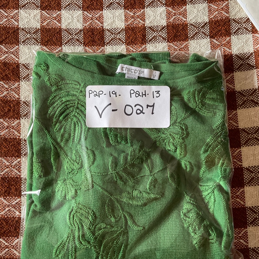 Chico’s Green Embroidered Top. Size 1 - Picture 10 of 10